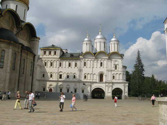 Патриарший дворец с церковью Двенадцати Апостолов.