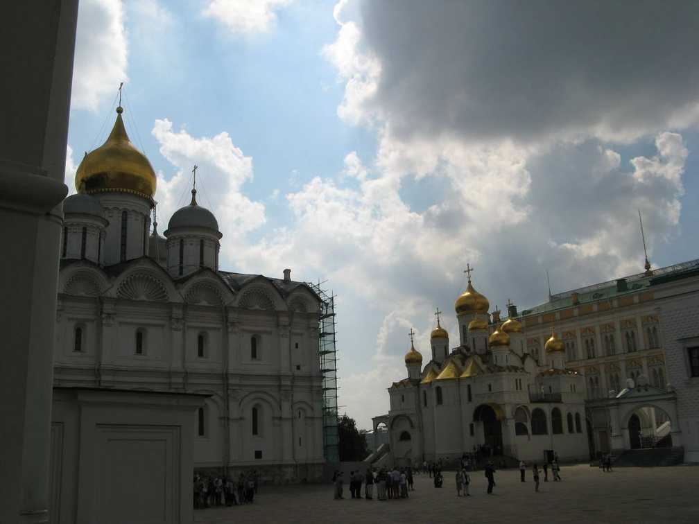 Слева - Архангельский собор, справа - Благовещенский собор.