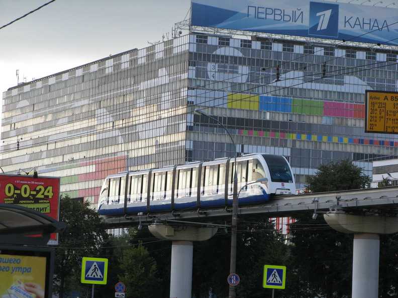 Здание Первого Канала и метро-монорельс.