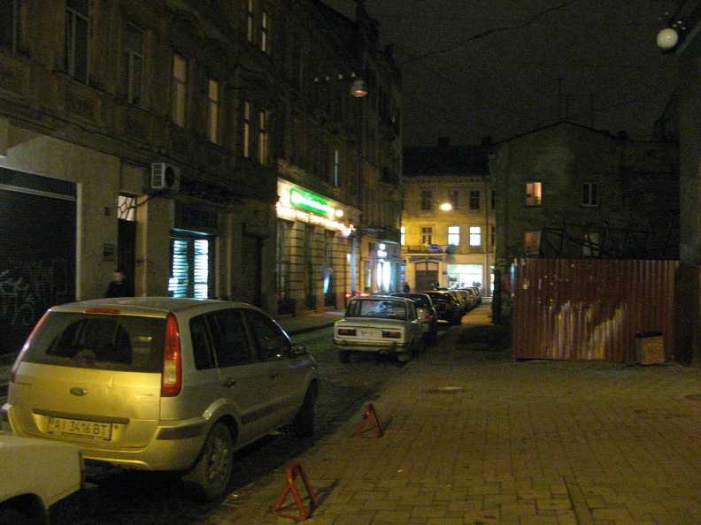 Ул. Банковская, припарковано авто.