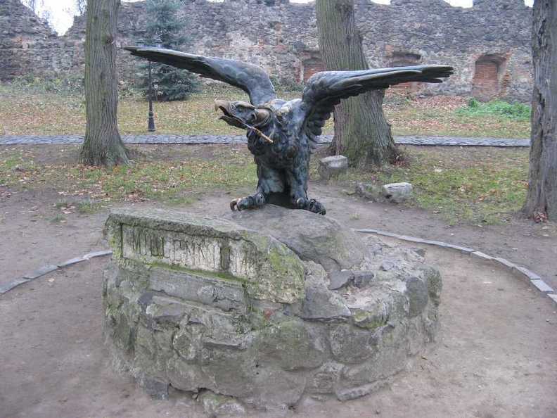 Ужгородский замок. Скульптура Турул.