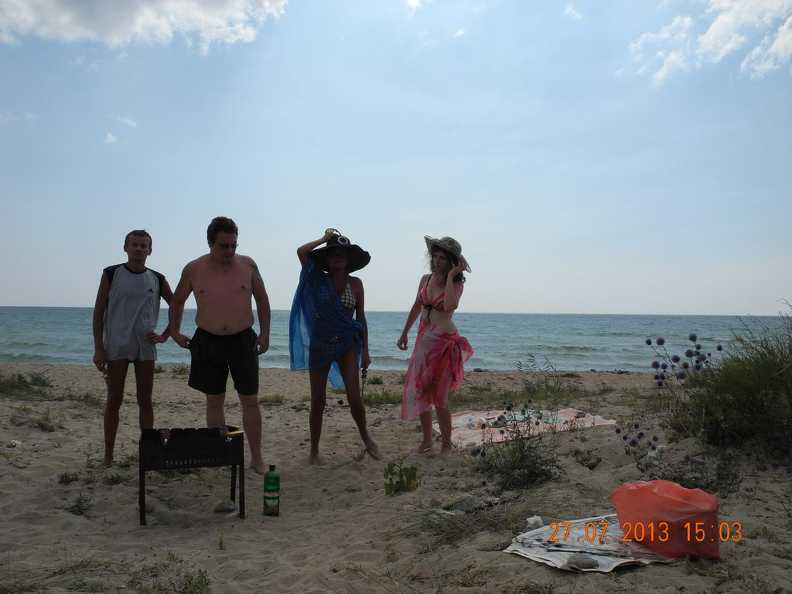 С друзьями из Москвы делаем шашлык у моря.