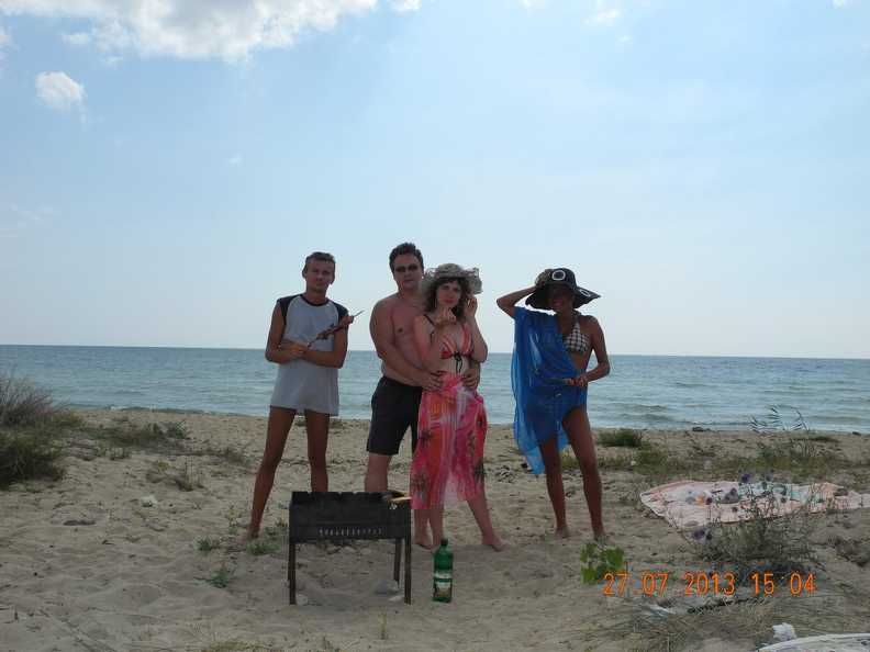 С друзьями из Москвы делаем шашлык у моря.