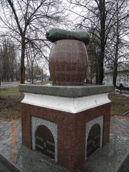 Нежин. Памятник нежинскому огурцу.