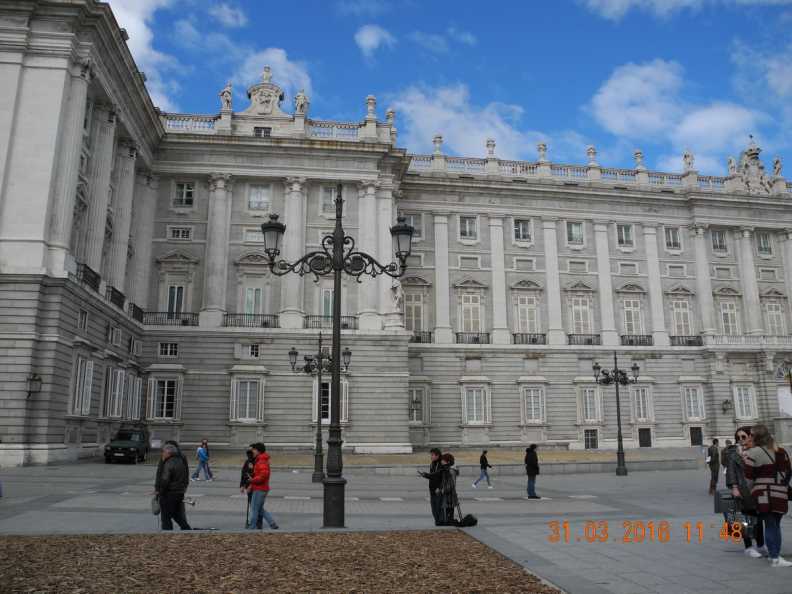 Дворец Real. Площадь Oriente.
