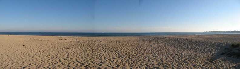 Панорама пляжа в Заозёрном.